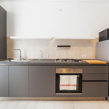 Roomy Apartment Close To Subway M5! Мілан Екстер'єр фото